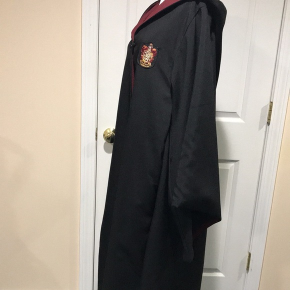 Harry Potter Cloak - Gryffindor - Picture 4 of 5